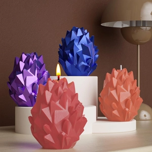 Velas aromáticas geométricas de huevo de dragón en formas de cristal púrpura y azul