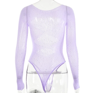 Détail d'un body en maille violette avec des strass brillants et des manches longues