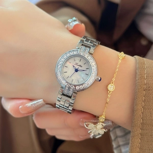 Montre Scottie femme en acier argenté avec lunette diamant et cadran en nacre