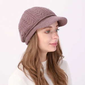 Detalle del patrón de punto trenzado en gorra de invierno malva cálida para mujer