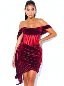 Détail de la robe mini en velours rouge à épaules dénudées avec design corset structuré
