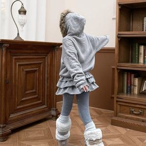 Vue détaillée du dos d'un sweat à capuche gris en velours avec ourlet à volants enfant