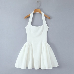 Modisches rückenfreies Halter-Minikleid in Reinweiß aus strukturiertem Webstoff