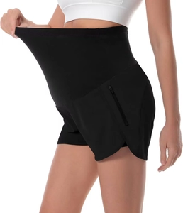 Dettaglio dell'elevata elasticità e della fascia elastica dei pantaloncini sportivi premaman