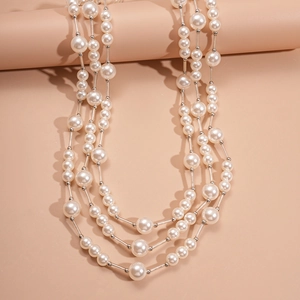 Vue détaillée d'un collier à trois rangs de perles avec des perles d'espacement en argent
