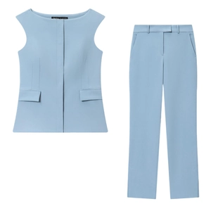 Completo da donna con gilet senza maniche azzurro e pantaloni a zampa con spacco