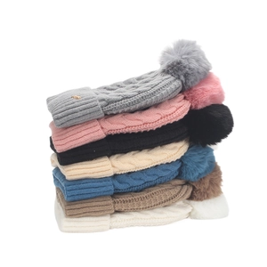 Bonnets en maille épaisse multicolores avec pompons en fourrure et logo doré