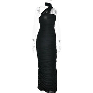 Détail de la robe de soirée noire en tulle plissé avec design à épaules dénudées