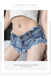 Detail der gewaschenen blauen Denim-Hotpants mit Fransen und hoher Elastizität für Sommer
