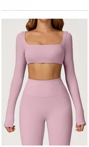 Vue détaillée de l'ensemble de yoga rose violet avec haut à manches longues et legging