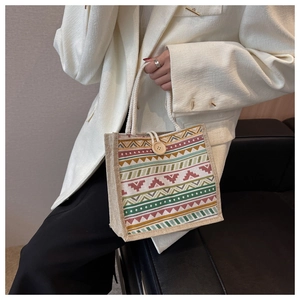 Détail du sac en lin avec motifs géométriques tissés, poignée en corde et bouton bois
