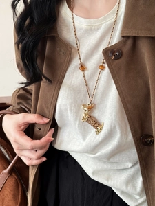 Détail du collier teckel en céramique créatif avec cordon tressé sur un mannequin