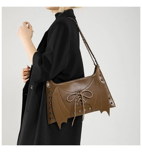 Sac à bandoulière marron en cuir PU élégant avec design d'aile de chauve-souris unique.