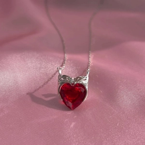 Collier cœur Scarlet Witch avec zircon rouge en acier inoxydable plaqué or 18 carats
