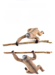 Detailed sloth model specifications and dual views showing realistic climbing posture