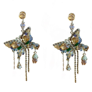 Boucles d'oreilles papillon élégantes avec cristaux colorés et glands perlés sur fond blanc