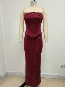 Détail de la robe bustier bordeaux ornée de paillettes brillantes et coupe ajustée