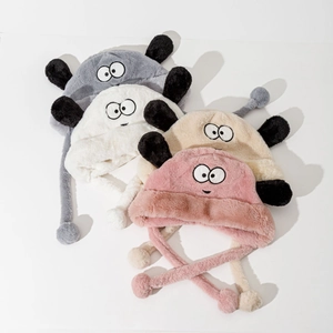 Flache Darstellung von Plüschmützen in Grau, Weiß, Beige und Rosa mit Stickereien