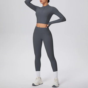 Vue détaillée de l'ensemble de yoga gris foncé avec manches passe-pouce et taille haute