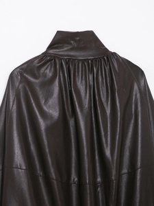 Dettaglio del colletto plissettato sul retro di questa giacca bomber in finta pelle