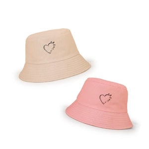 Bobs en coton beige et rose avec motifs brodés de papillons et de cœurs stylés