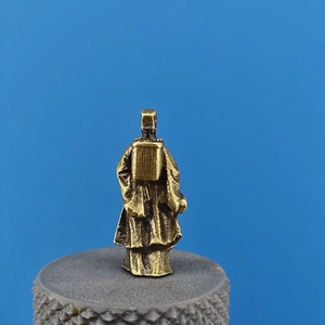 Nahaufnahme einer Vintage Messingfigur, die einen antiken Gelehrten mit Rucksack zeigt
