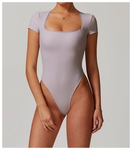 Dettaglio dello scollo quadrato con pizzo sul body da yoga a costine color lilla