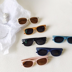 Retro kid sunglasses with UV400 protection in multi-color frame set for boys and girls