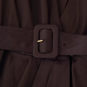 Robe chemise midi à col en V marron foncé avec large ceinture et boucle dorée