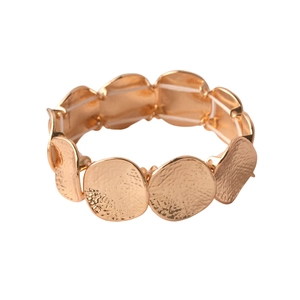 Bracciale elastico dorato con dischi in metallo martellato in un design moderno