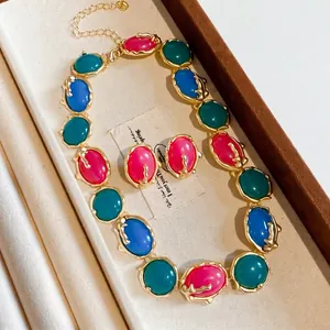 Parure de bijoux vintage avec pierres en résine colorées et montures dorées texturées