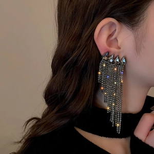 Gros plan de boucles d'oreilles à pampilles en cristal avec détails de feuilles