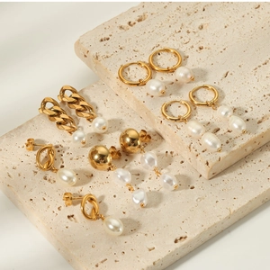 Dettaglio di cinque paia di orecchini con perle barocche e placcatura oro 18k su pietra