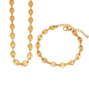Dettaglio del set collana e bracciale in acciaio inossidabile placcato oro 18K chic