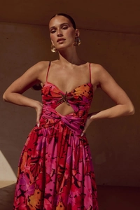 V-Ausschnitt-Detail mit goldener Seestern-Schnalle am geblümten Maxikleid für den Urlaub