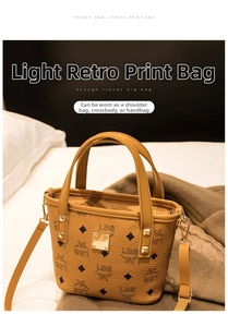 Detail der senfgelben Vintage-Tragetasche mit LBS-Print und goldener Metallplakette