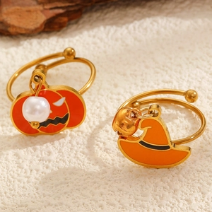 Detalle de anillos dorados ajustables con calabaza de Halloween y sombrero de mago
