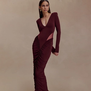 Robe élégante bordeaux à manches longues avec décolleté en V profond et détails plissés