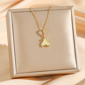 Collier queue de poisson doré élégant avec nacre et zircons en coffret cadeau luxe