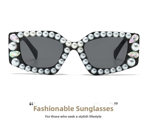 Détails de lunettes de soleil de luxe noires avec bordure en perles et strass brillants