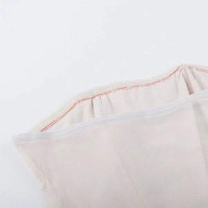 Detailansicht der elastischen Kanten und roten Verstärkungsnähte am Tube-Top