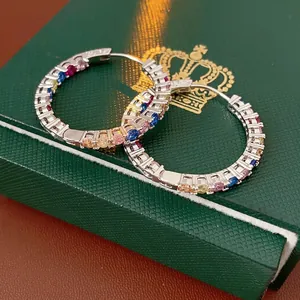 Orecchini a cerchio in argento con zirconi colorati su una lussuosa scatola di gioielli