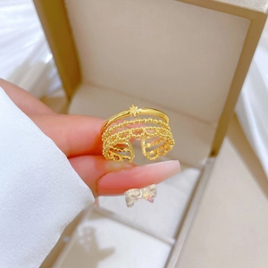Anello regolabile in oro multistrato con dettaglio a stella e trame a rilievo perlate