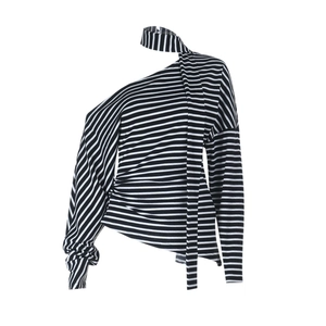 Détail du haut en tricot à rayures noires et blanches avec épaule dénudée et licou