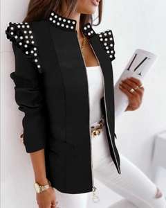 Détail d'une veste noire à col montant avec perles et fermeture éclair vue de côté