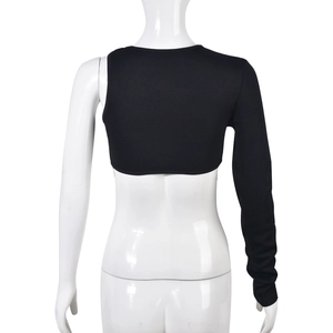 Vue arrière du crop top noir à une épaule montrant la texture détaillée du tricot