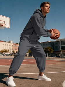 Tuta sportiva da uomo in pile grigio scuro con cappuccio e zip in ambiente esterno