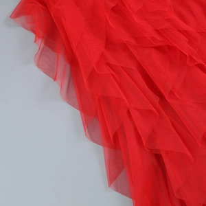 Détail macro du tissu en maille rouge multicouche avec volants plissés et texture