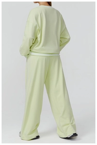 Vue de dos de l'ensemble de survêtement vert menthe avec sweat et pantalon large