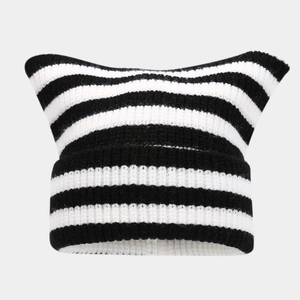 Détail de la texture en maille côtelée et forme d'oreille de chat du bonnet rayé